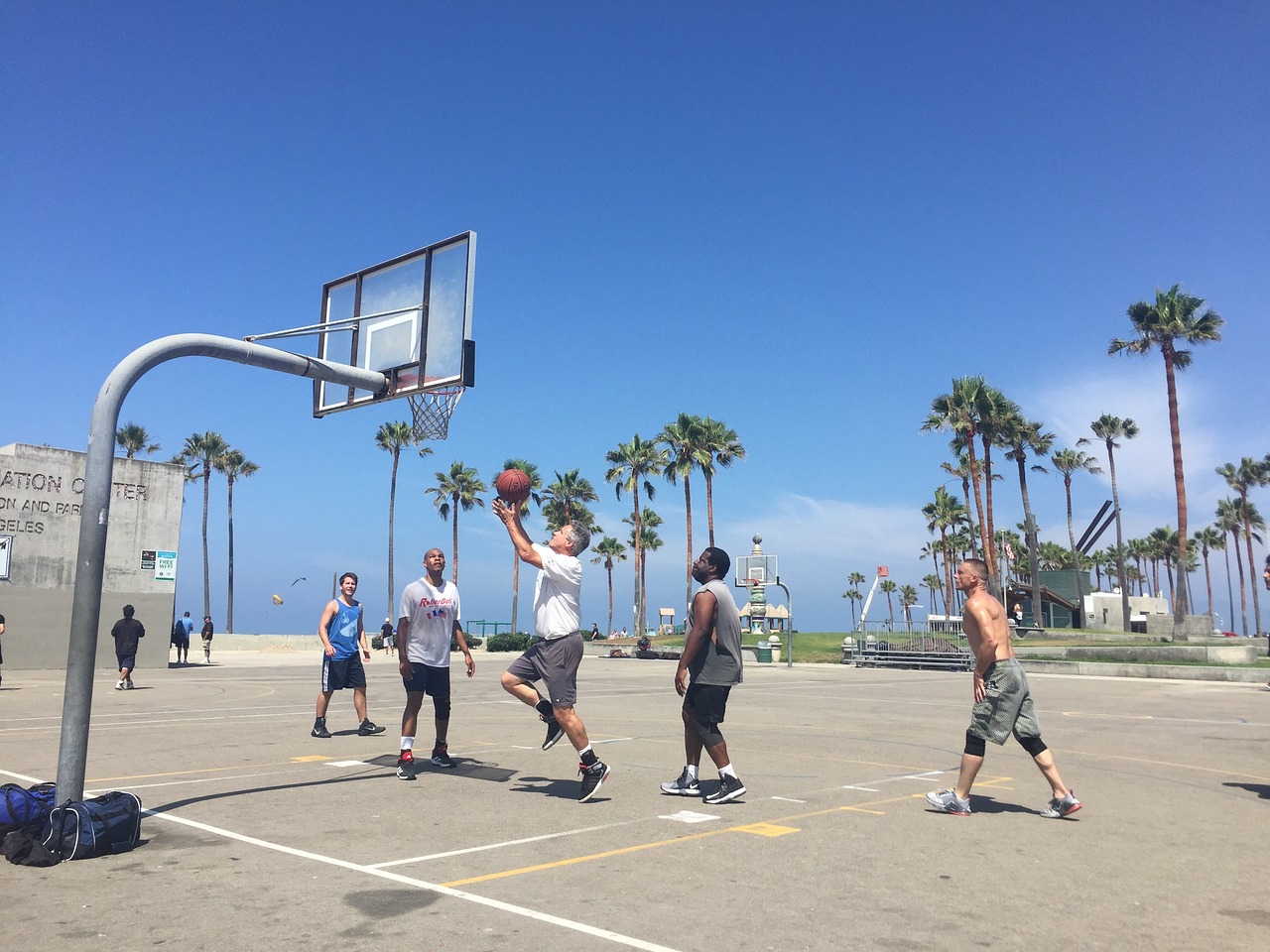 NBA热血激战，英雄辈出，赛场烽火连天！