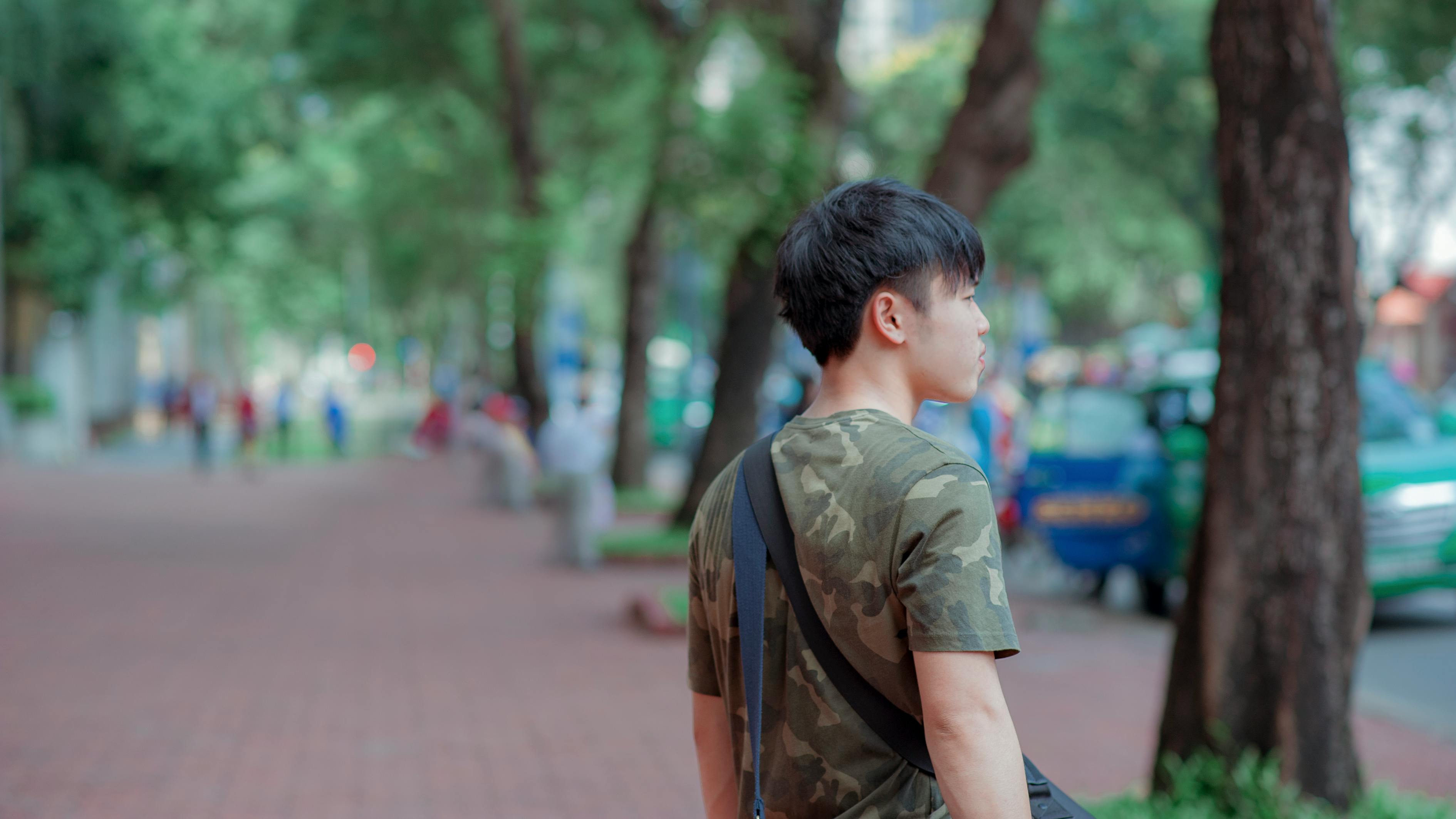 何静，演员的魅力与无限可能之路
