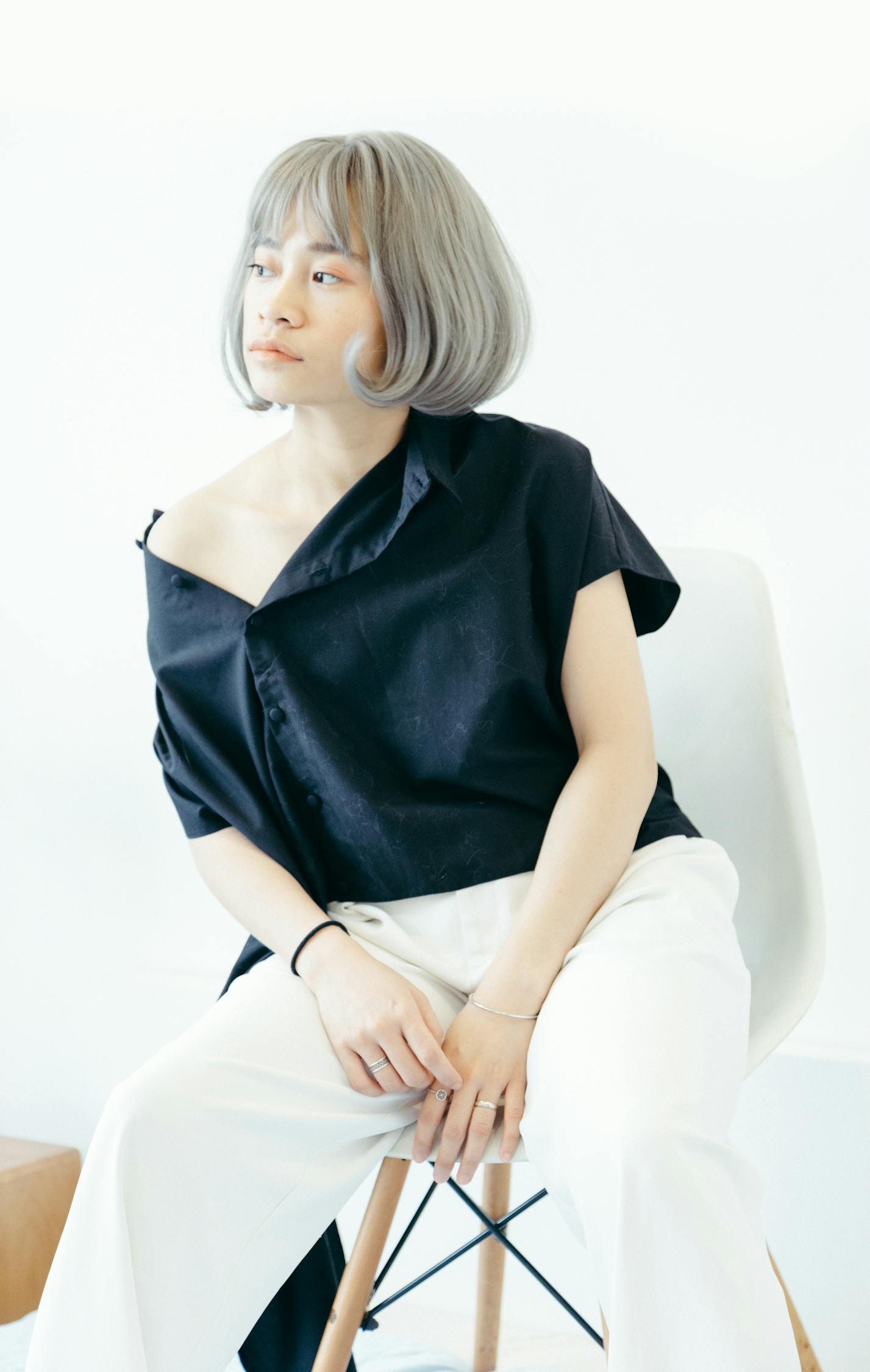 易秀慧最新写真——时尚魅力闪耀璀璨光影之中
