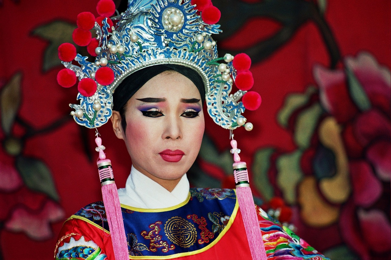 台湾演员岳翎，演艺之路与魅力风采的展现